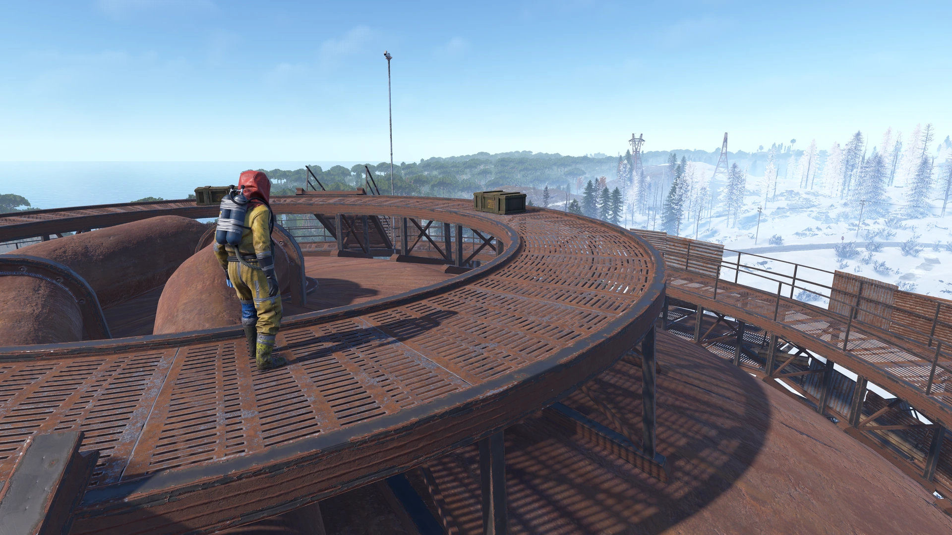 Персонаж в защитном костюме на Куполе: лес, снег и побережье Rust