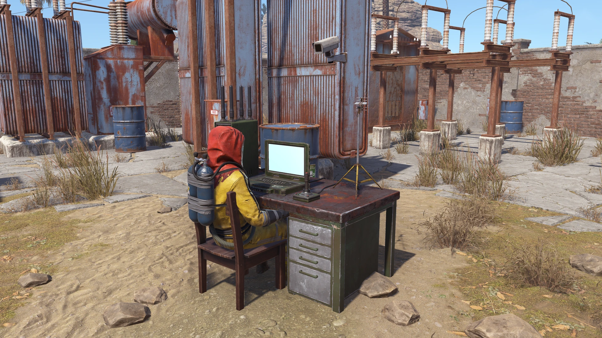 Оператор в защитном костюме у Computer Station и физическая CCTV-камера на подстанции Rust